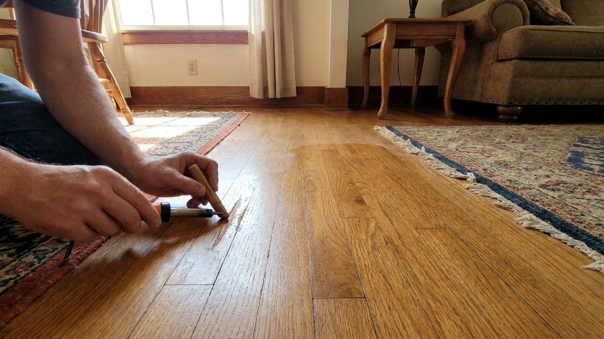 Guia prático para reparar pisos arranhados e prevenir danos diários