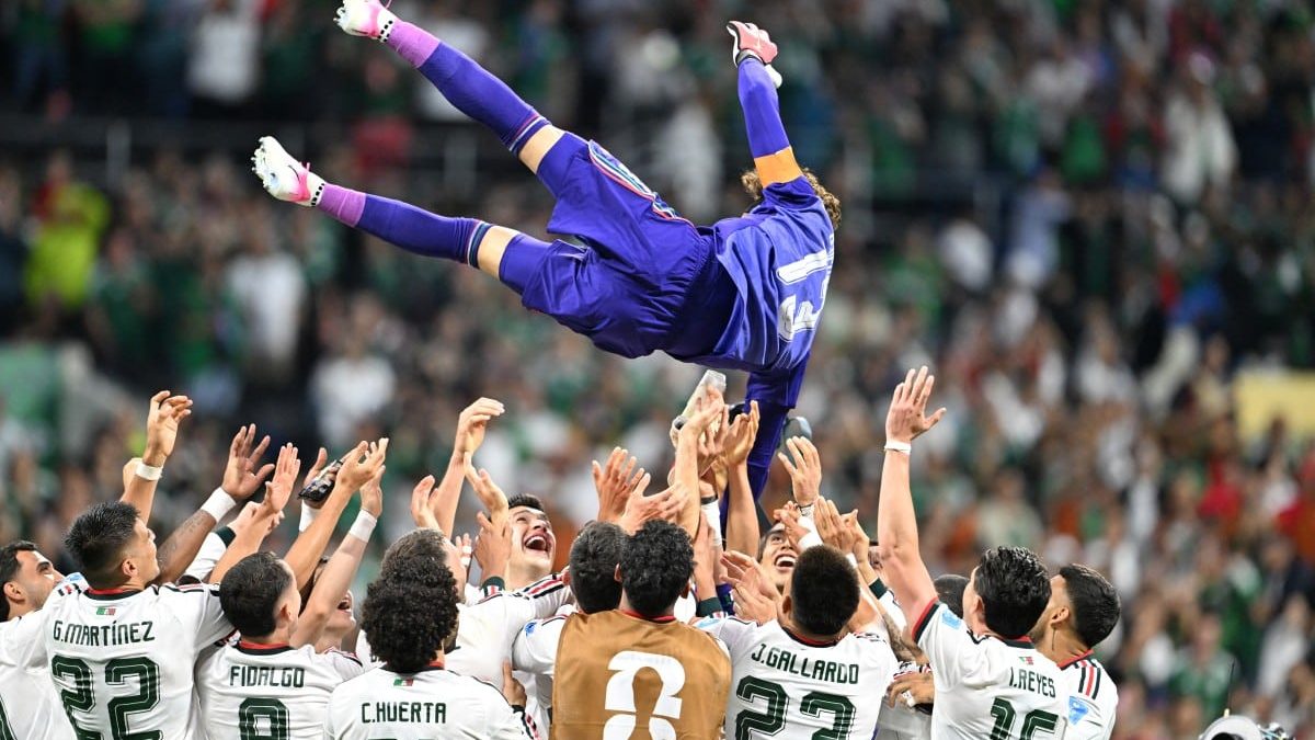 México tem noite mágica, com homenagem a Ochoa e sonho com a quinta partida