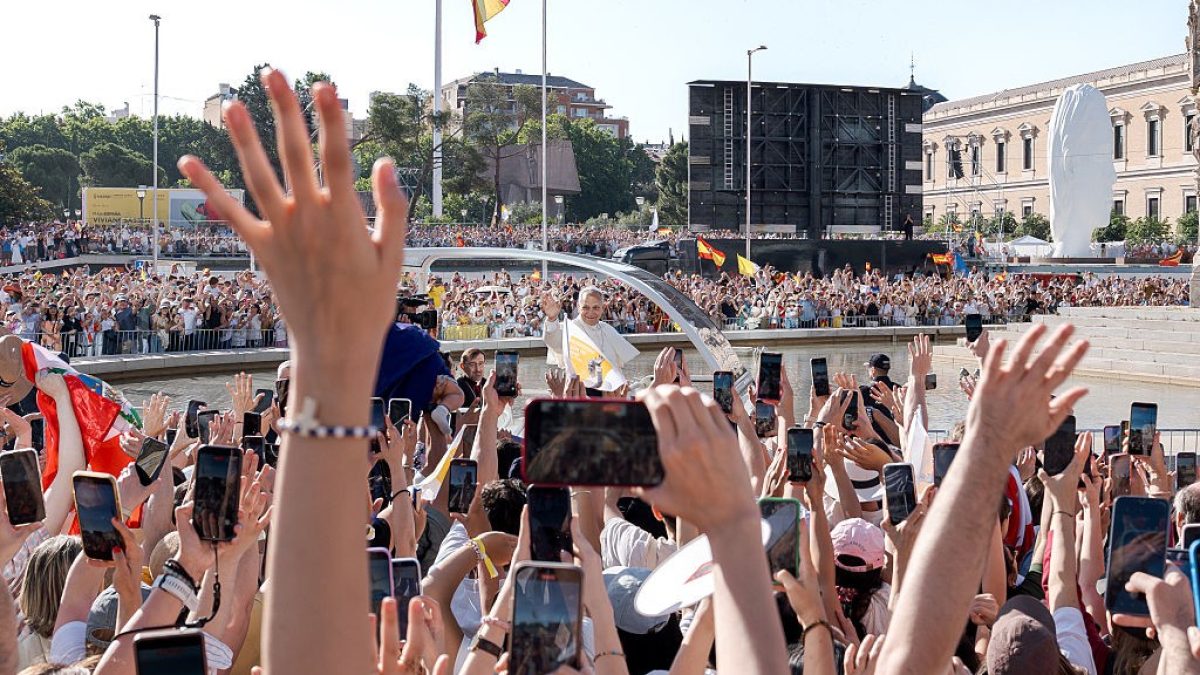 Papa Leão XIV critica polarização e atrai multidão em missa na Espanha