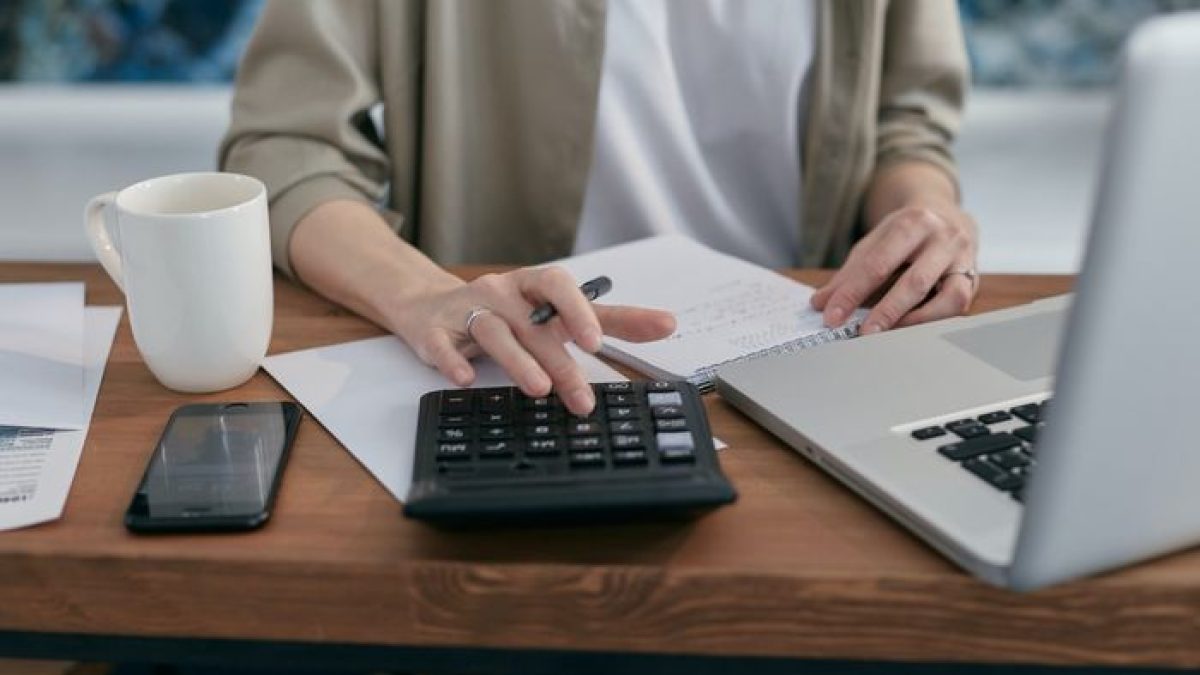 12 prompts de IA para organizar finanças sem expor dados pessoais