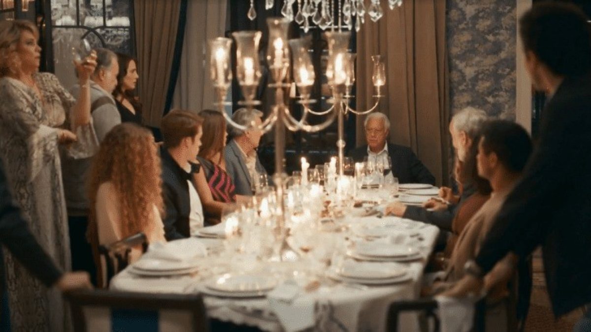 Cena de jantar em 'Quem Ama Cuida' ganha destaque pela direção e atuações