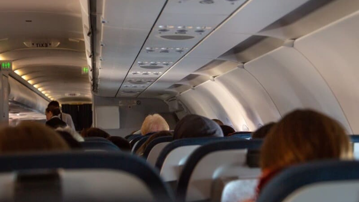 Projeto de lei obriga assistência gratuita a idosos em embarques e desembarques aéreos