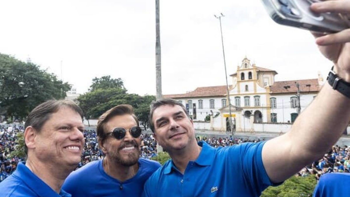 Marcha para Jesus reúne Tarcísio, Flávio Bolsonaro e Messias em São Paulo