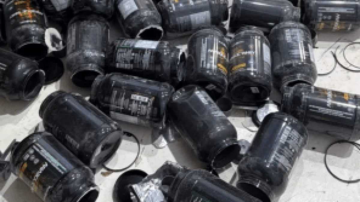 Polícia fecha fábrica que embalava suplementos e leite em pó vencidos e revendia