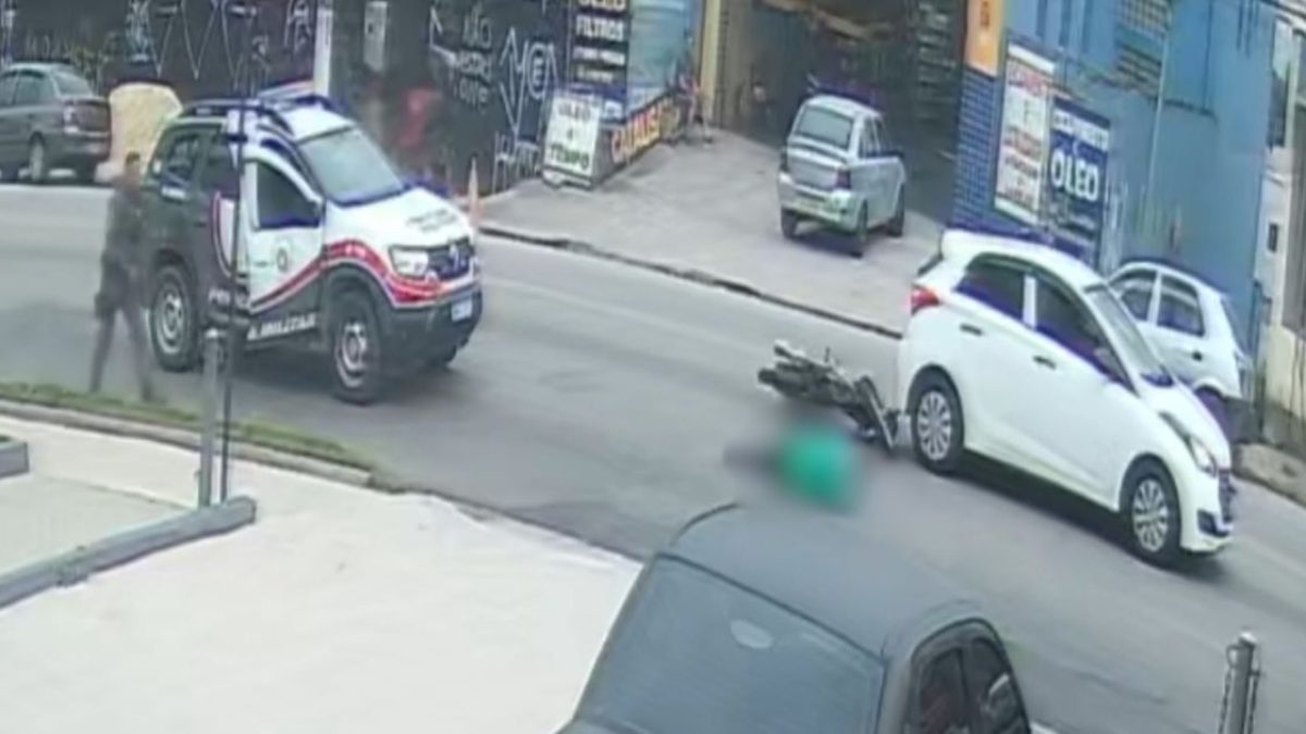 Novas imagens mostram policial atirando em homem com facão em São Paulo