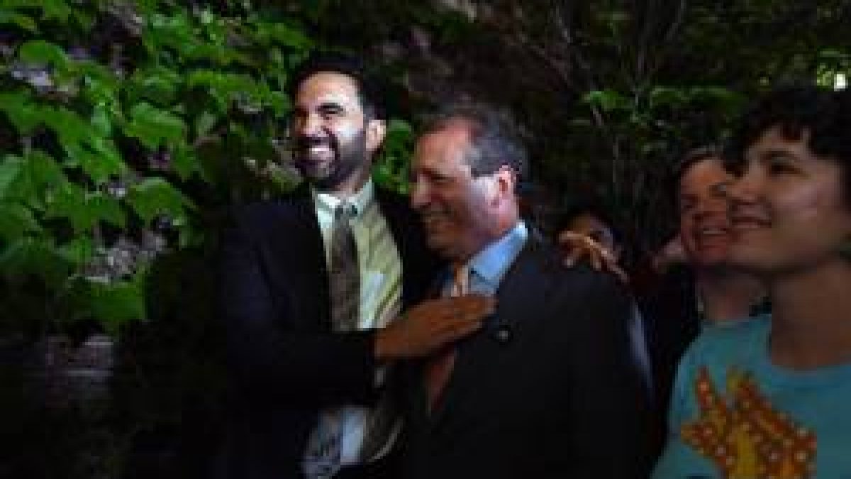 Mamdani se firma como fiador político após varrer eleições com sua chapa em NY