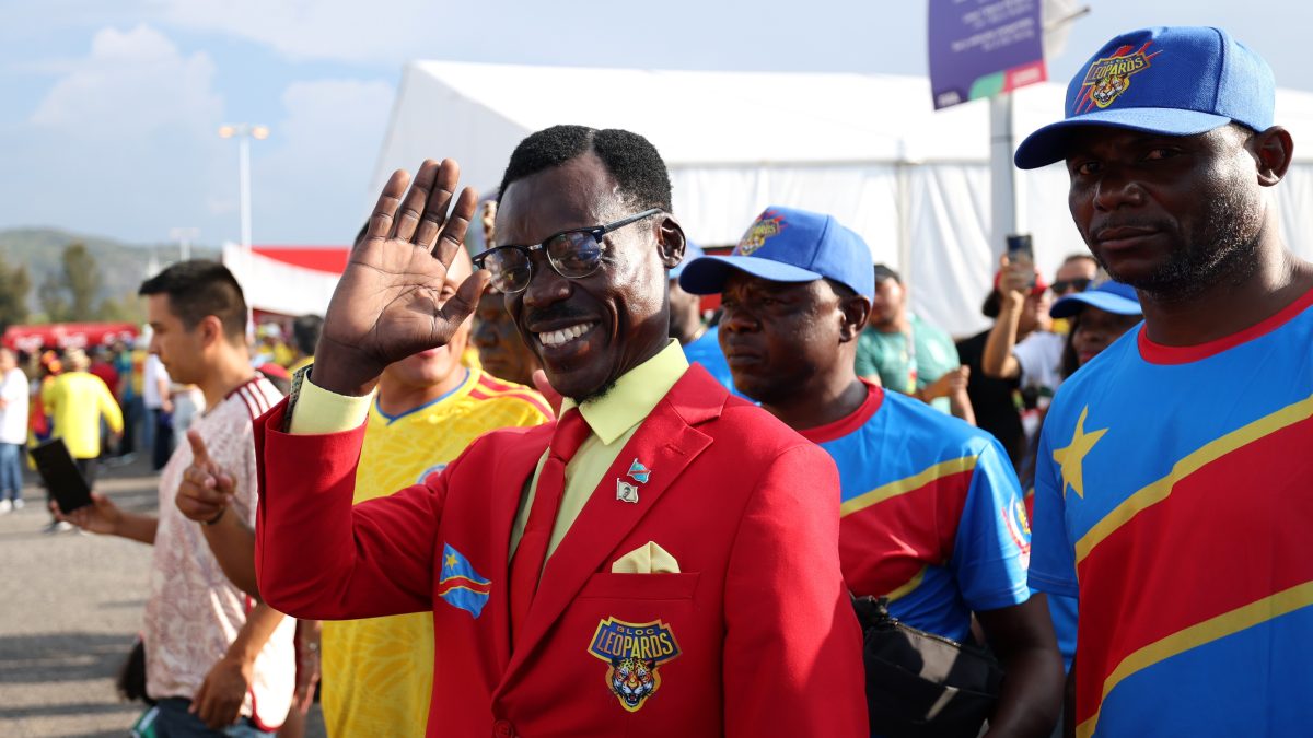 Torcedor-estátua da RD Congo vai a jogo contra a Colômbia na Copa do Mundo