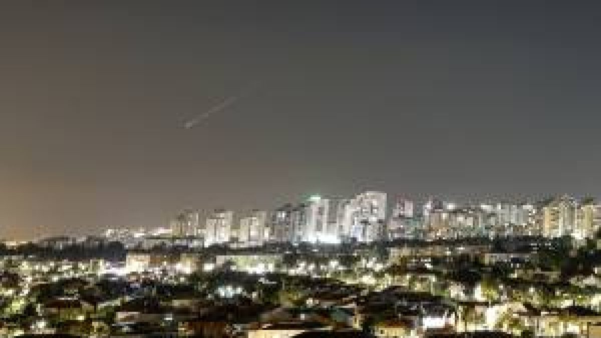 Irã ataca Israel com mísseis após cessar-fogo; defesa aérea intercepta