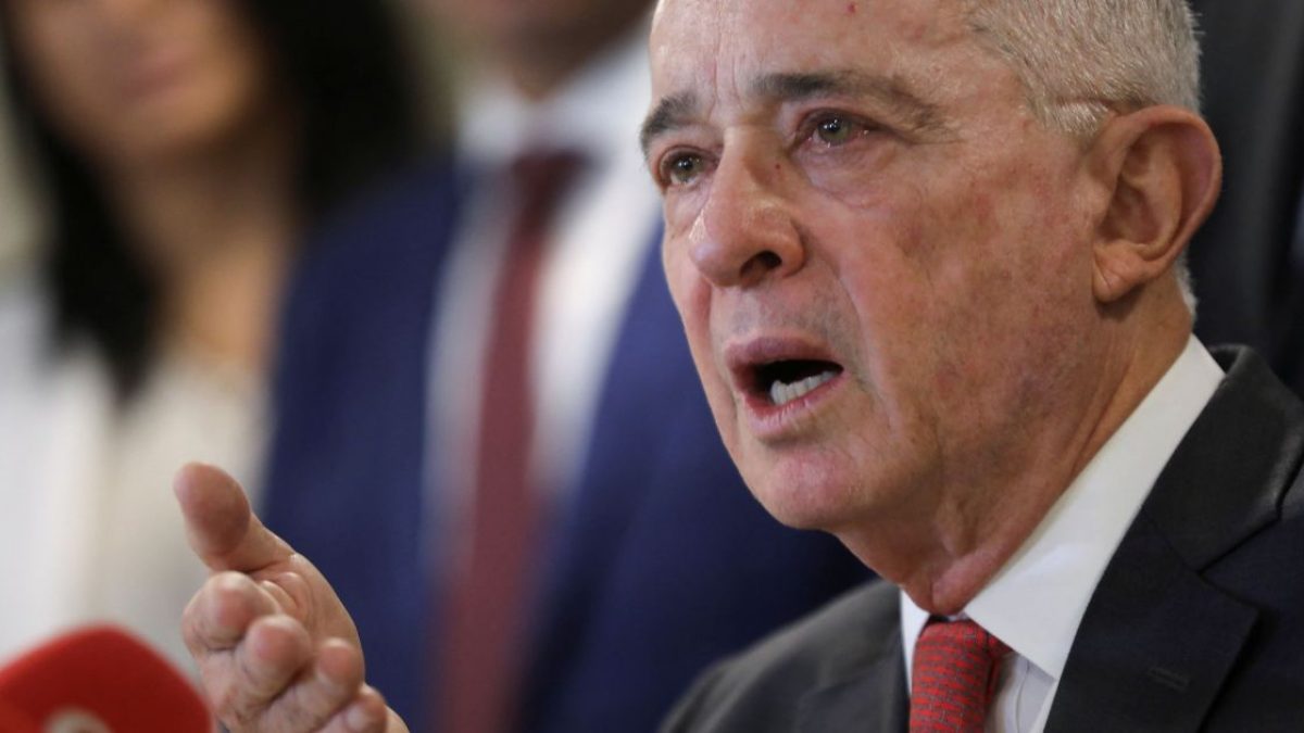 Ex-presidente colombiano Álvaro Uribe é investigado por ligação com paramilitares e massacres