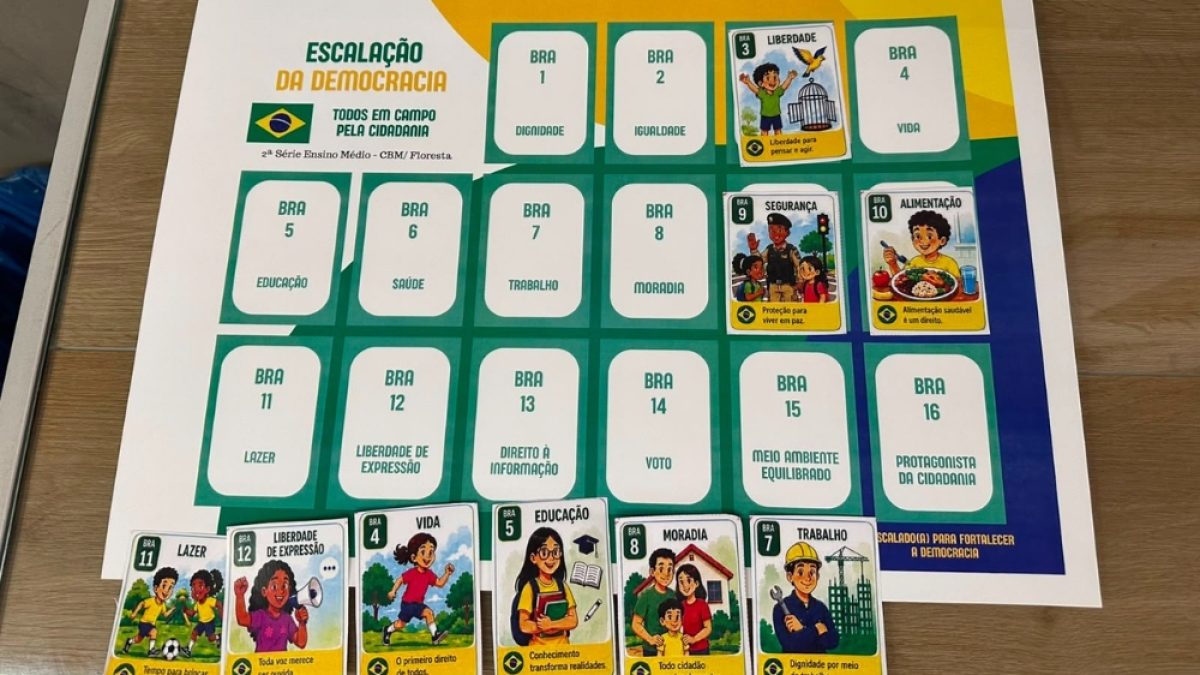 Escola mineira usa álbum de figurinhas para ensinar direitos aos alunos: ‘Escalação da Democracia’