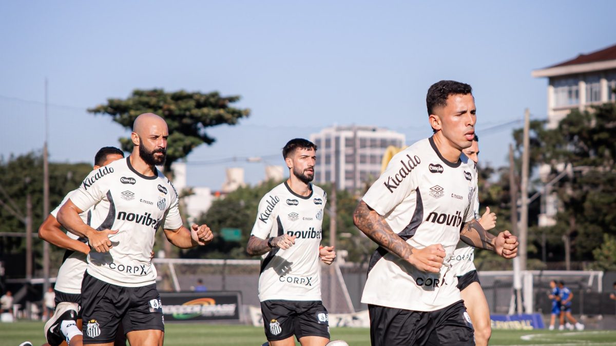 Santos treina sem quatro jogadores liberados para buscar novo clube