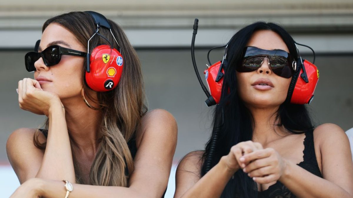 Kim Kardashian comparece a corrida de F1 de Lewis Hamilton após assumir namoro