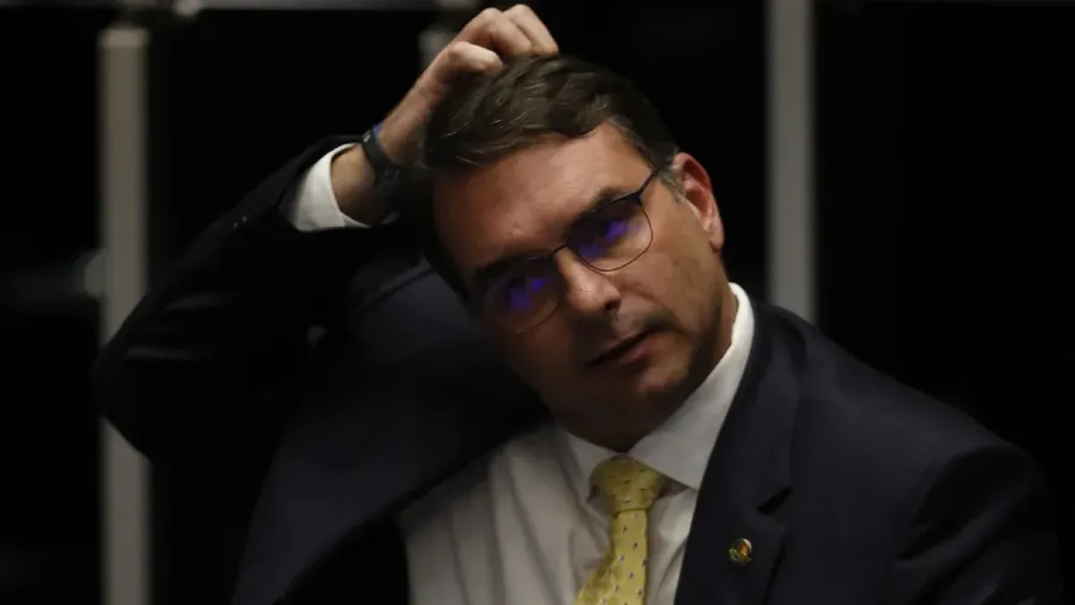 Flávio Bolsonaro cai no Sudeste e acende alerta no PL sobre palanques estaduais