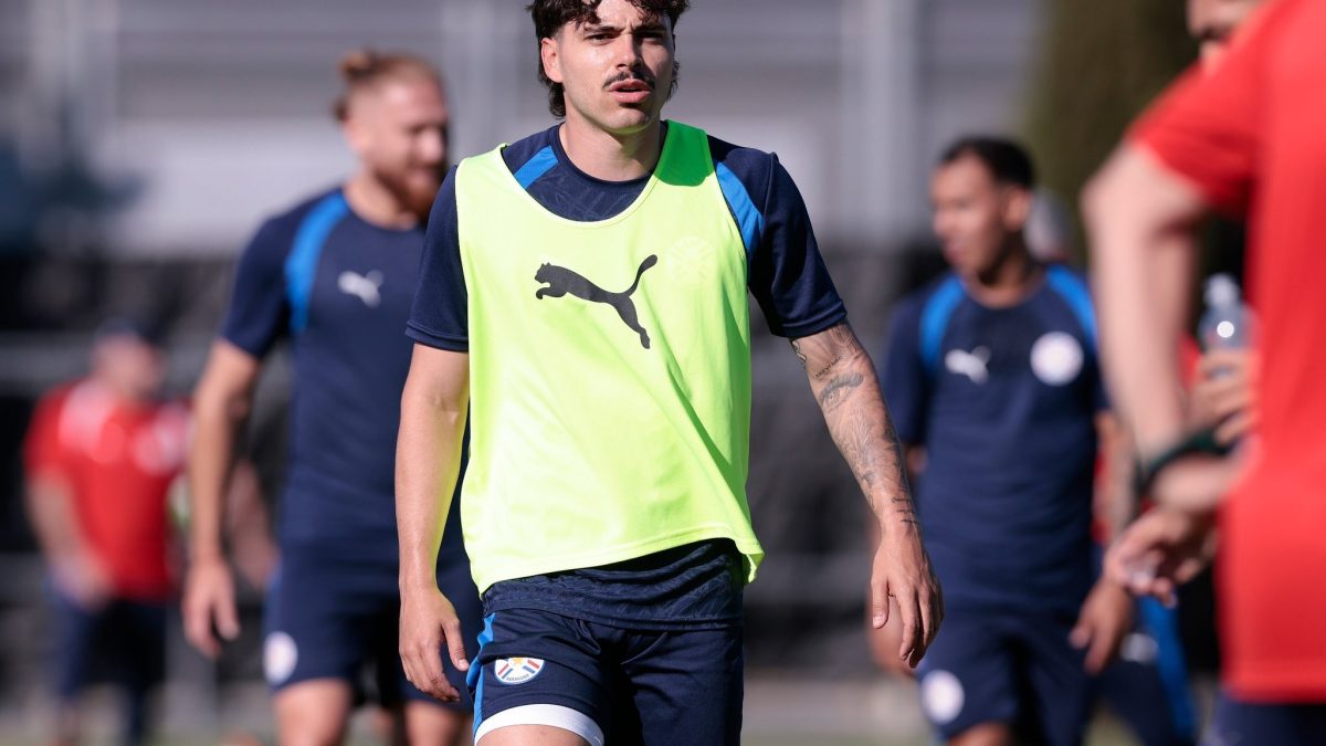 Técnico do Paraguai estuda escalação de meia do Palmeiras em jogo decisivo da Copa