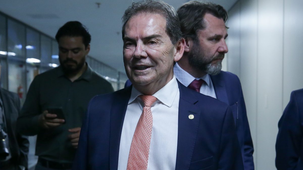 Projeto que reduz penas para atos golpistas pode beneficiar Bolsonaro, diz relator