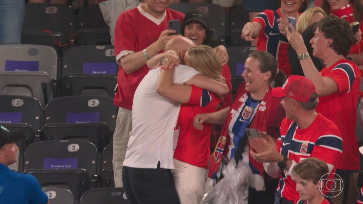 Técnico da Noruega "invade" arquibancada e beija esposa após vitória contra Senegal; vídeo