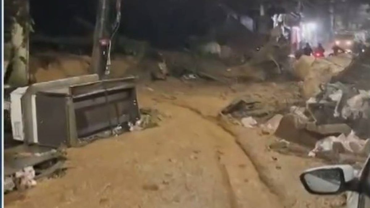 Chuva recorde na Rocinha provoca deslizamento e arrasta veículos no Rio
