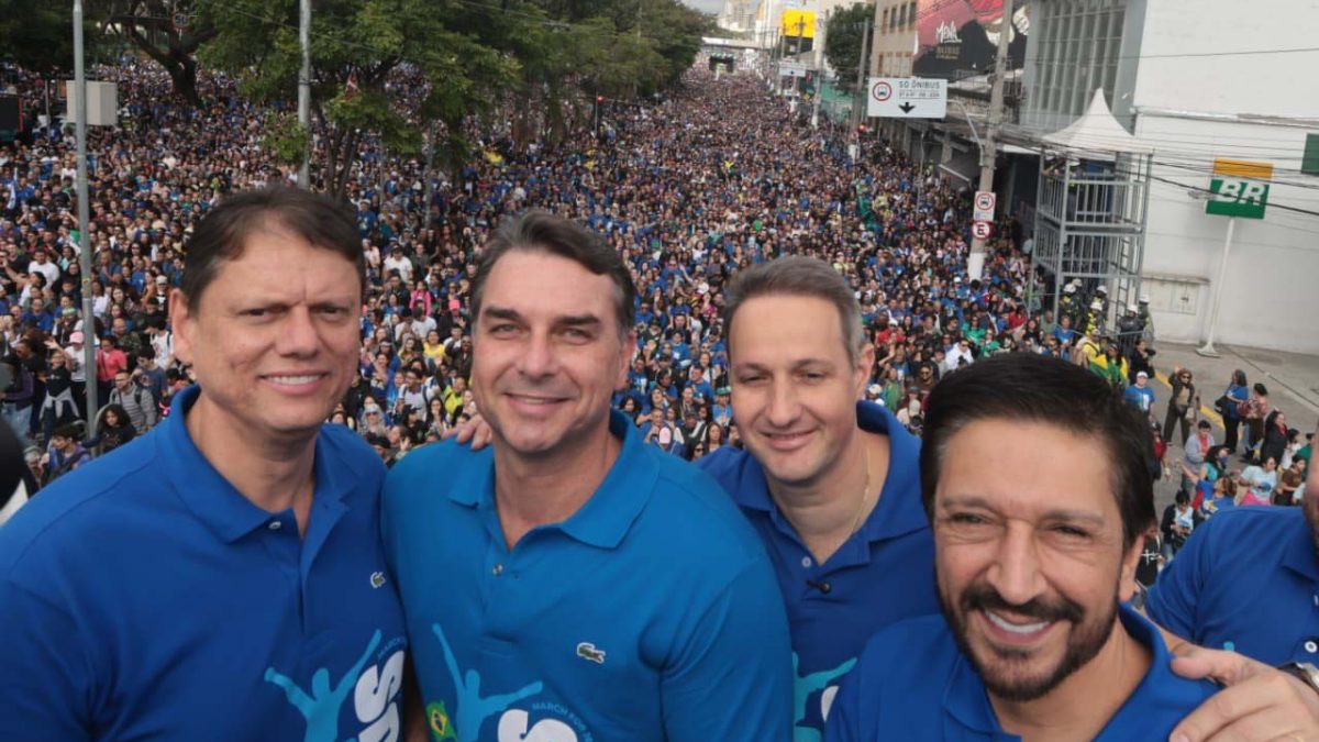 Flávio Bolsonaro, Tarcísio, Nunes e ministros participam da Marcha para Jesus em SP