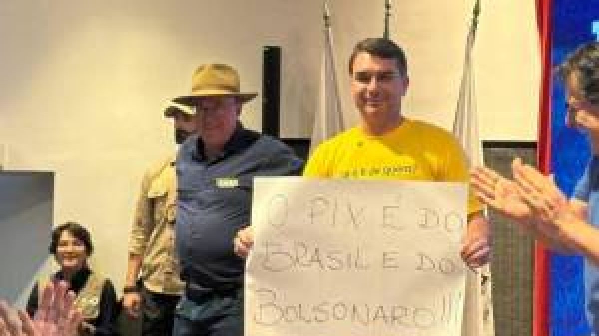 Flávio usa IA para associar Pix a Bolsonaro em pré-campanha