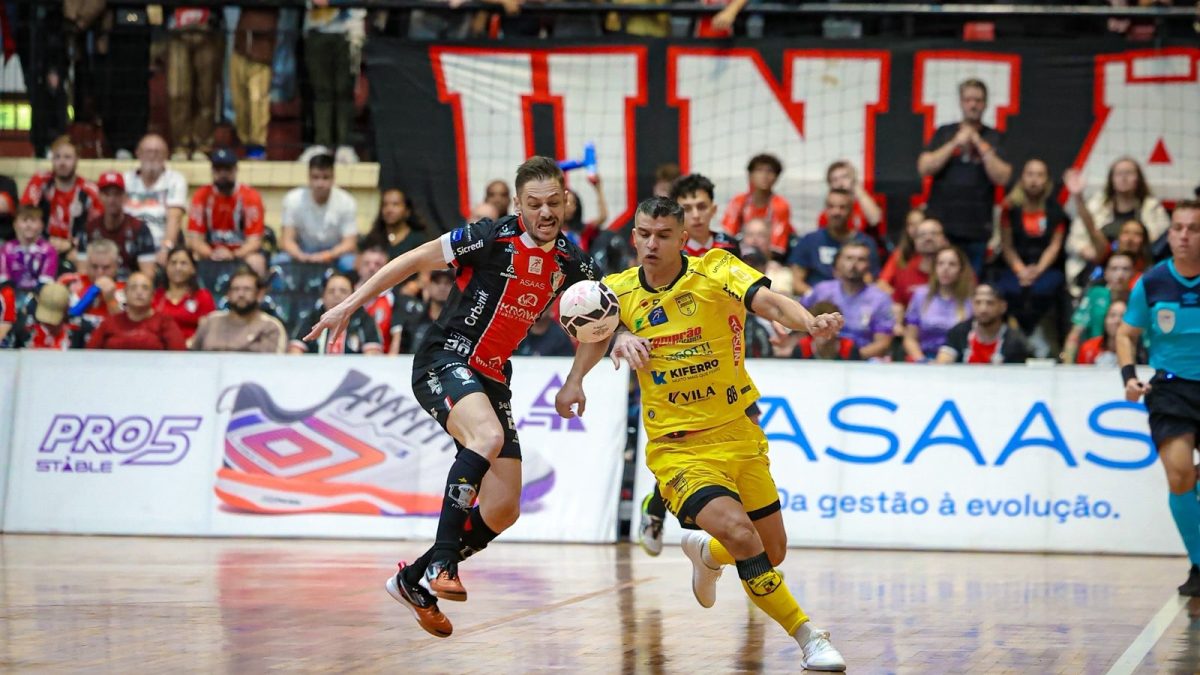 Joinville goleia Jaraguá por 4 a 1 e encosta no líder da LNF