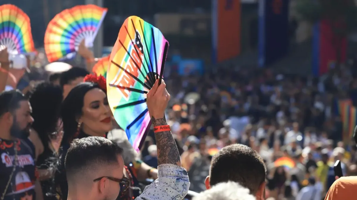 30ª Parada LGBT+ de São Paulo reúne milhares na Paulista com foco em memória e voto