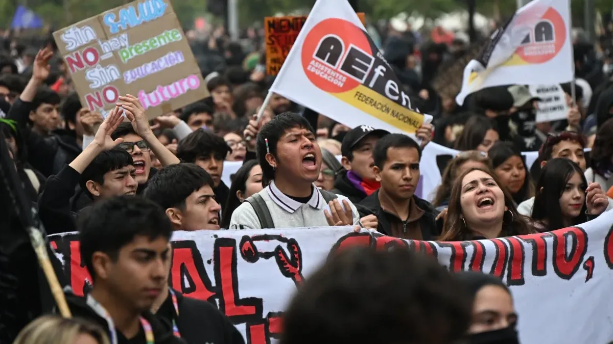 Polícia chilena agride e prende jornalistas durante protestos estudantis contra cortes na educação