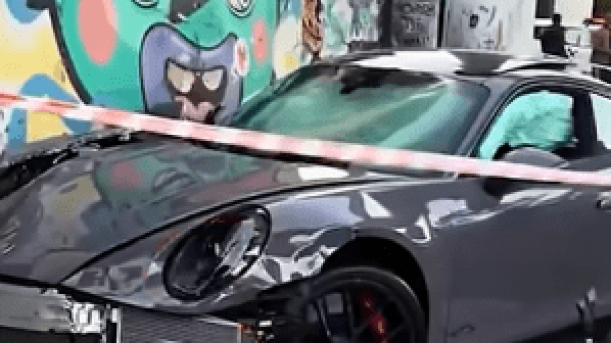 Influenciador Fábio Giga perde controle de Porsche de R$ 1,3 milhão e fere dois motociclistas em SP