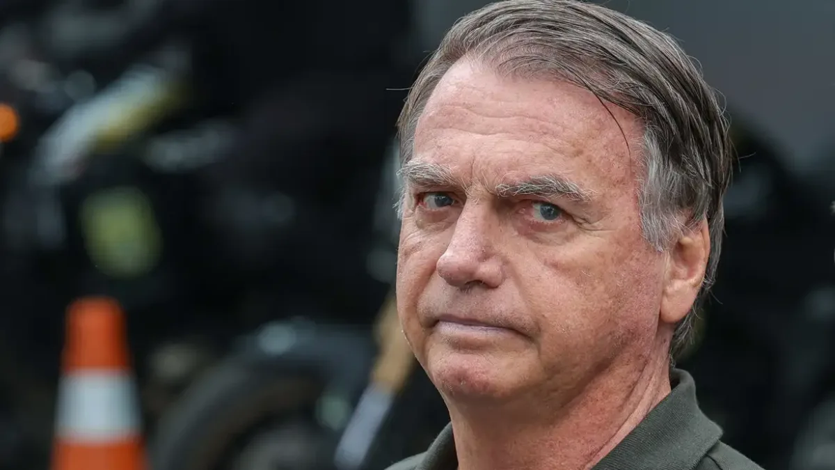 Médicos de Bolsonaro pedem novos exames por piora de soluços a 13 dias do fim da prisão domiciliar