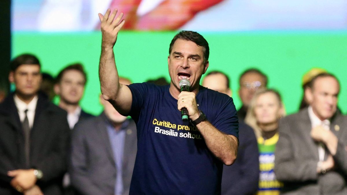 Flávio Bolsonaro anuncia plano de segurança contra facções para contrapor Lula e tentar deixar ‘Dark Horse’ para trás