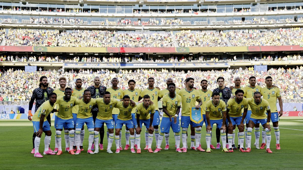 Seleção “quebra protocolo” na Copa e transforma foto antes de jogos em símbolo de união