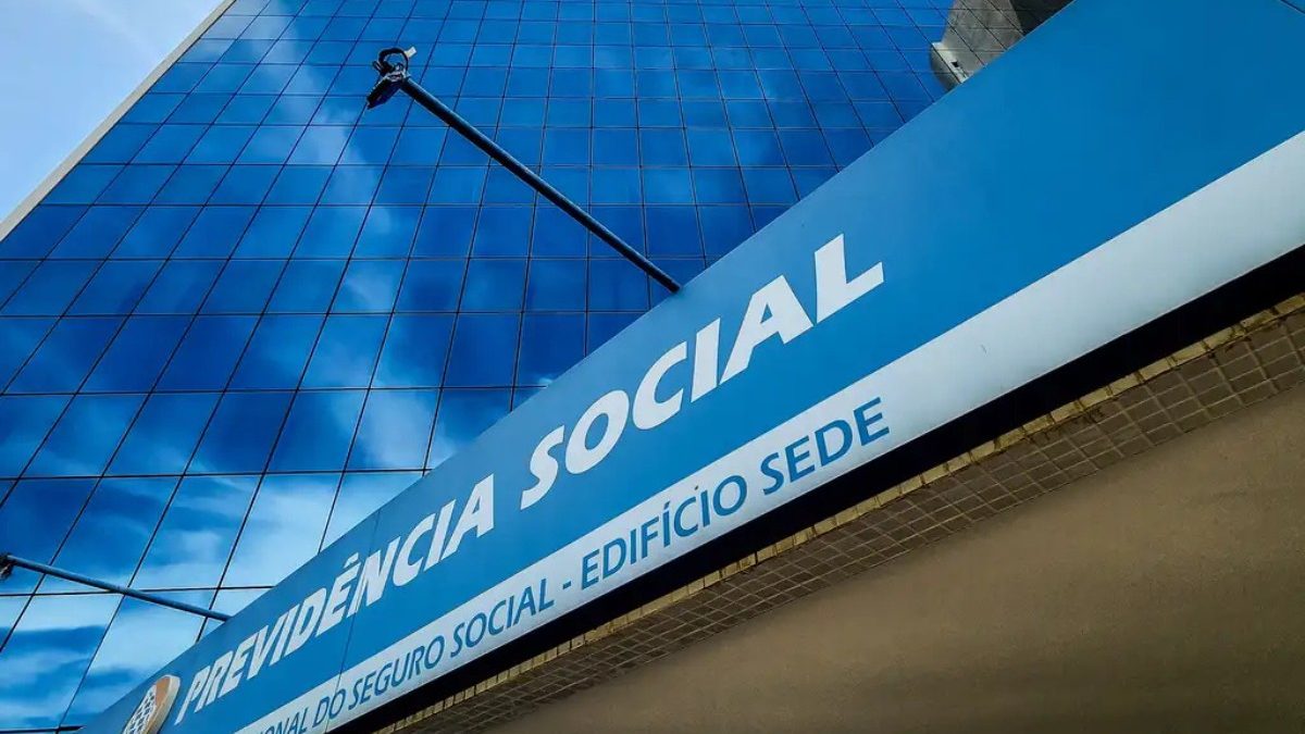 Lula anuncia meta de zerar fila do INSS até setembro