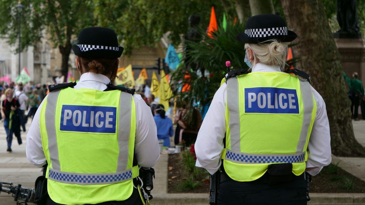 Policial britânico é investigado por usar inteligência artificial para falsificar provas