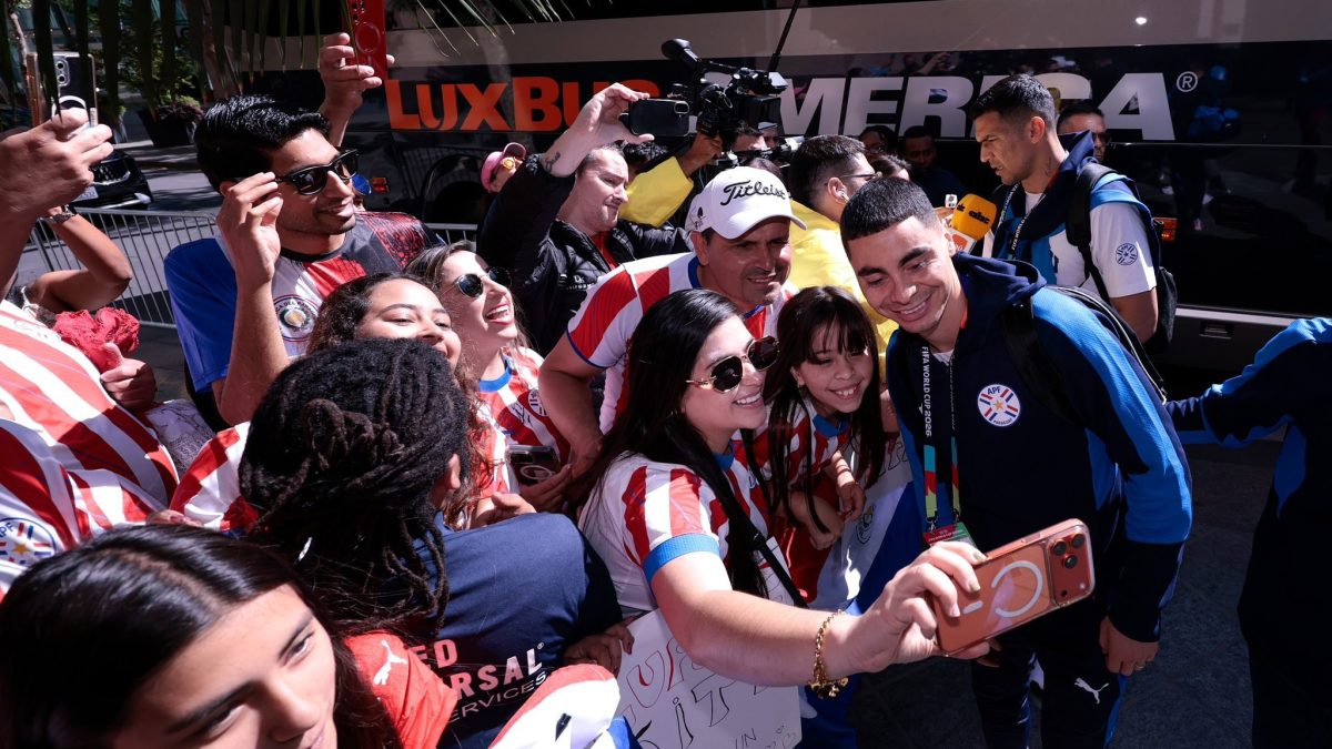 Após 16 anos, Paraguai desembarca nos EUA para Copa e torcida faz festa na chegada