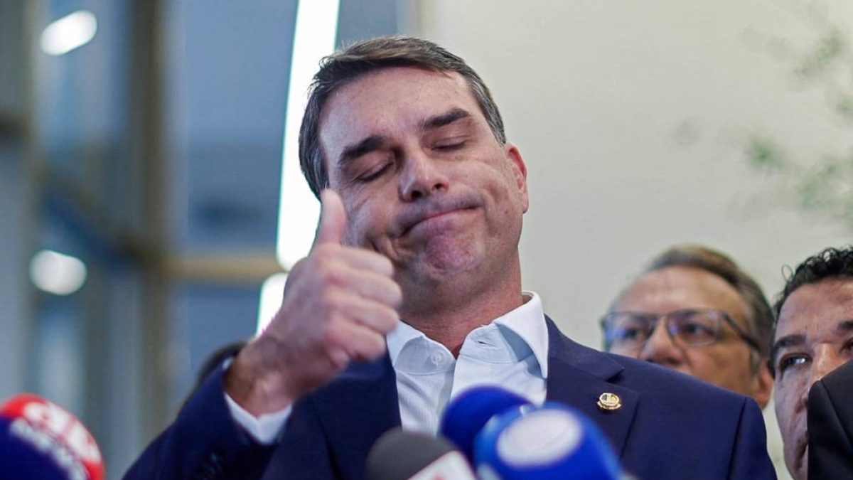 Artigo critica postura política de Flávio Bolsonaro