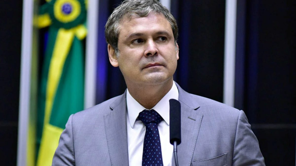 Lindbergh Farias celebra condenação de Eduardo Bolsonaro como 'vitória do Brasil'