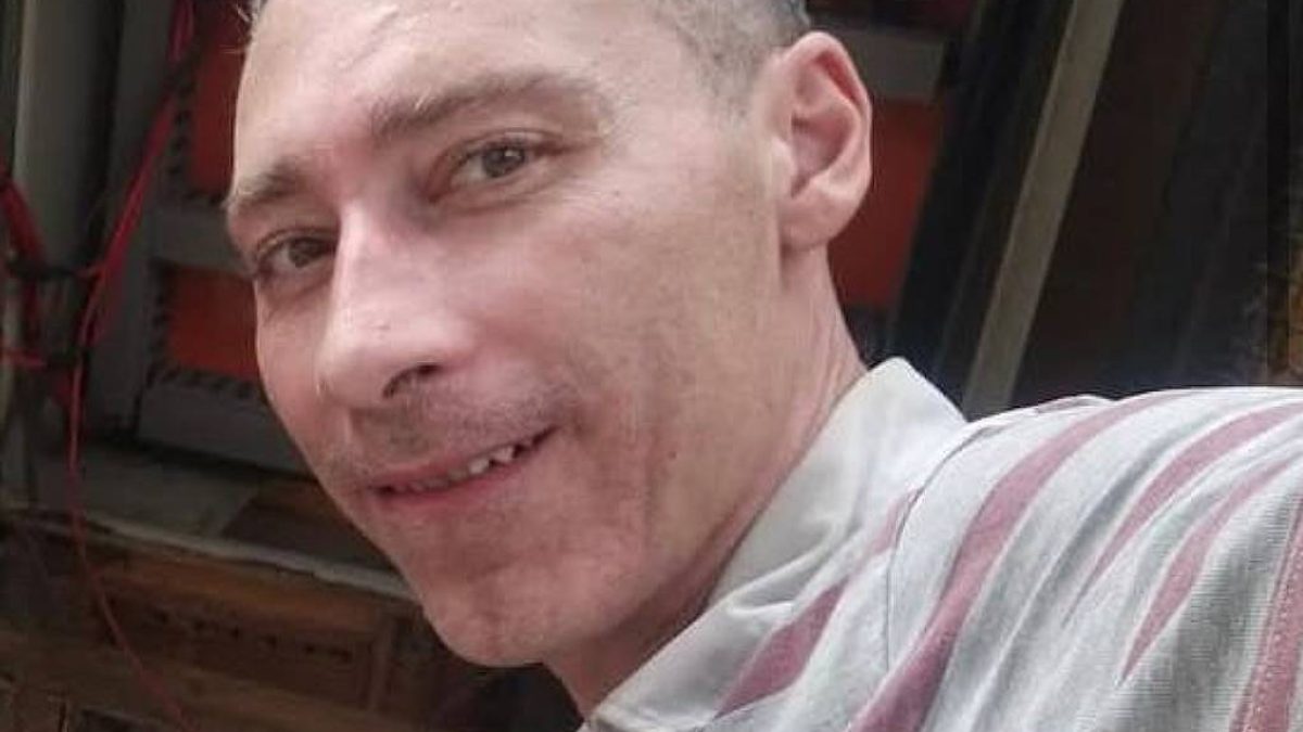'Vou matar ele', diz PM antes de atirar seis vezes em homem que se rendia; câmera corporal registra