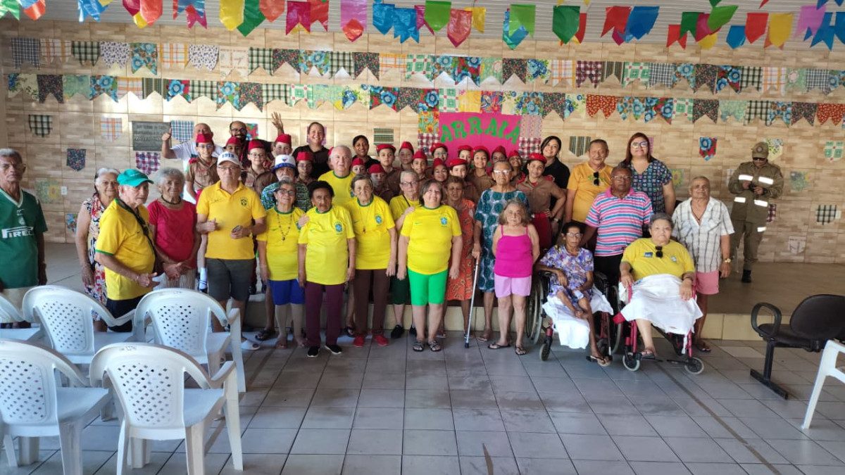 Alunos do Colégio dos Bombeiros doam trinta mil tampinhas ao Lar Torres de Melo