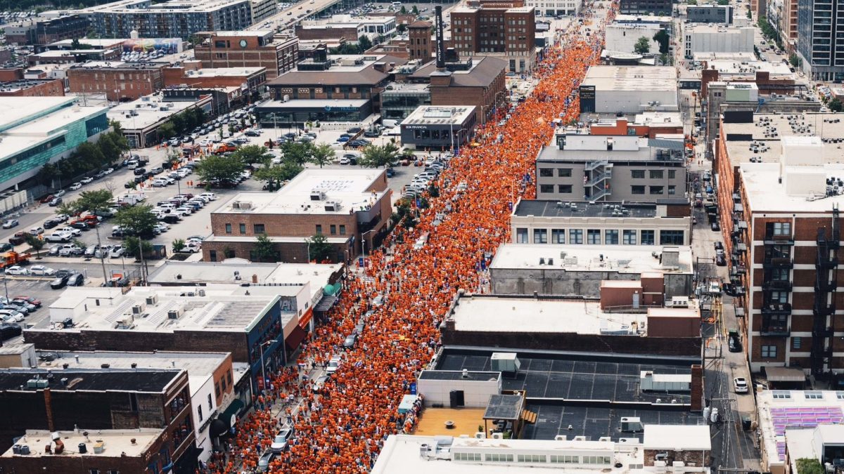 Torcida da Holanda toma as ruas de Kansas City antes de jogo com a Tunísia; assista