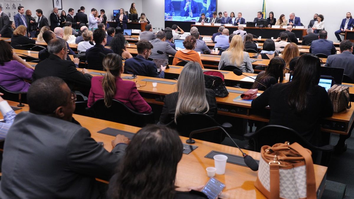 CCJ da Câmara adia novamente votação da PEC que reduz maioridade penal para 16 anos