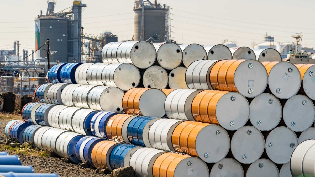 Petróleo despenca mais de 4% após acordo entre EUA e Irã para reabrir Estreito de Ormuz