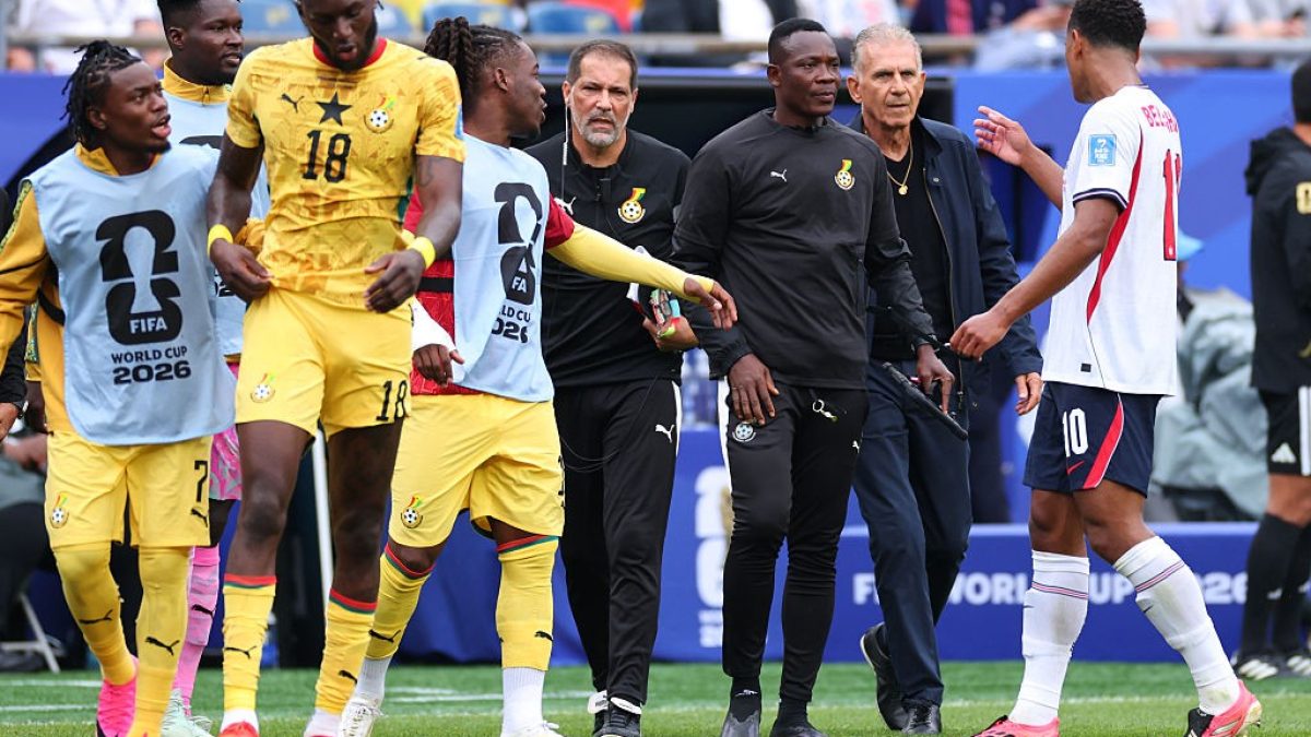 Técnico de Gana discute com Bellingham durante intervalo; assista