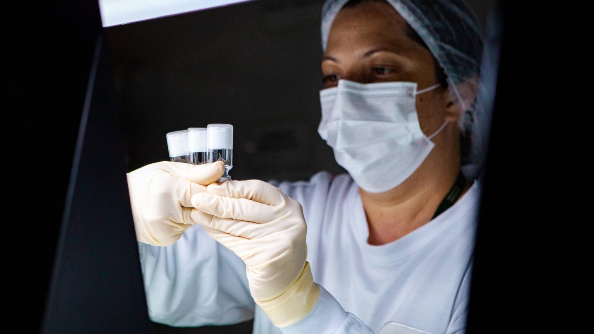 Brasil atualiza normas para monitorar vacinas após casos graves com imunizante da dengue