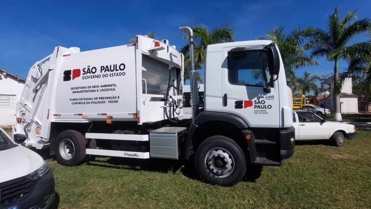 Governo de SP entrega 27 caminhões coletores a municípios na Semana do Meio Ambiente