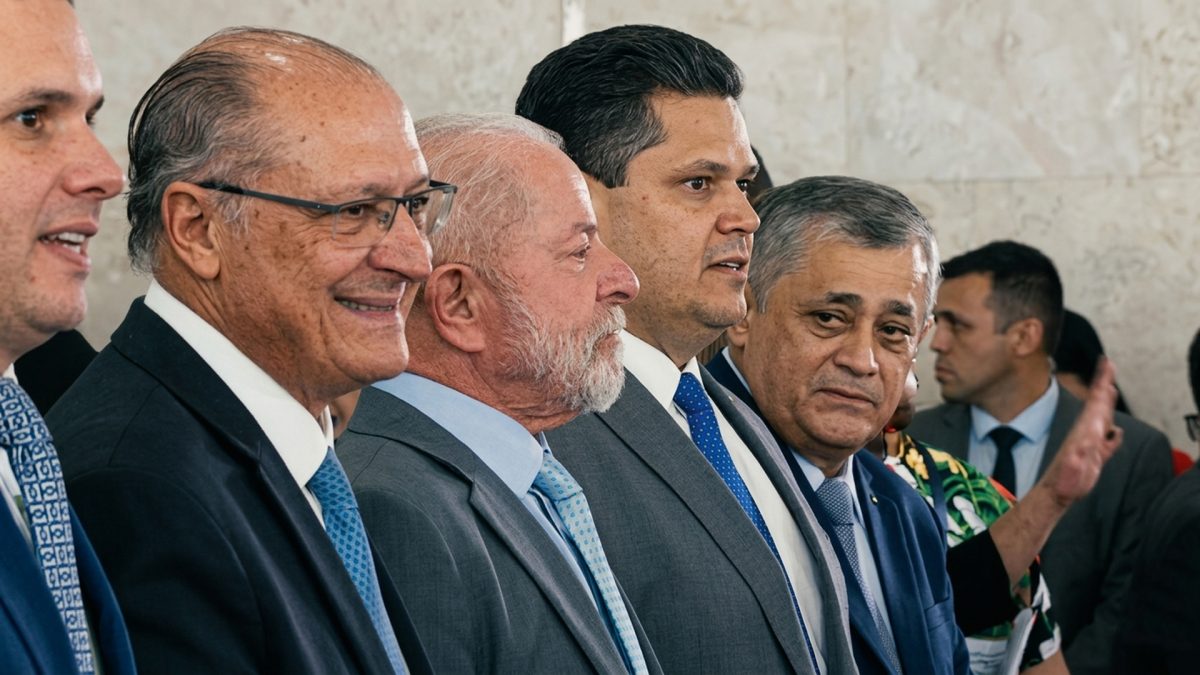 Lula sinaliza acionar STF; Motta barra proposições