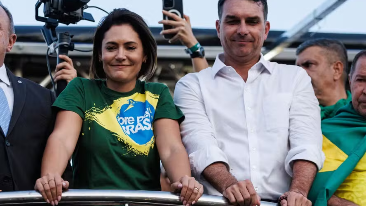 Como aliados de Flávio Bolsonaro interpretam os ataques de Michelle