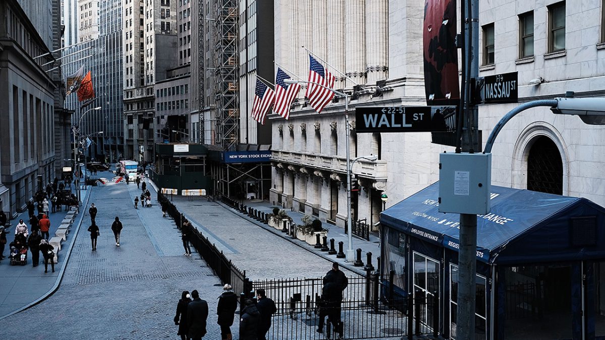 Nova York ignora ataques entre Israel e Irã e futuros sobem após tombo