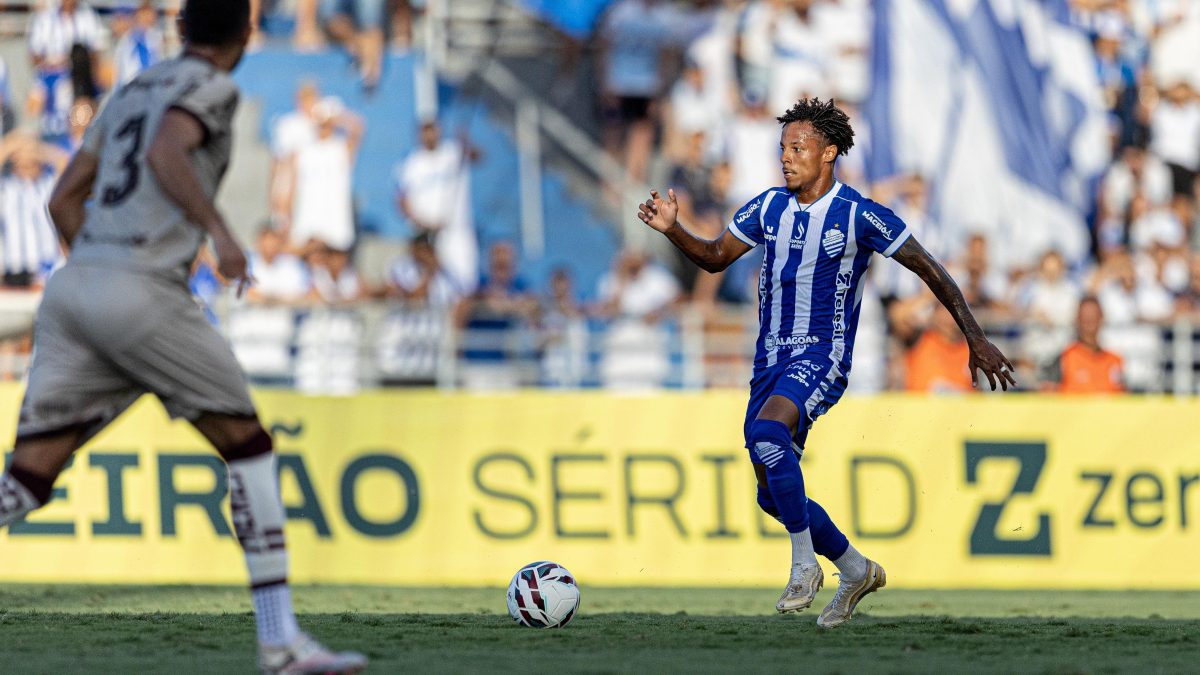Ceará acerta com atacante Rian Santana, do CSA