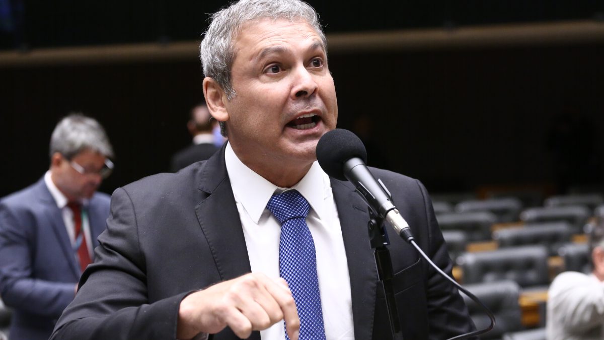 Lindbergh Farias pede ao STF revogação da prisão domiciliar de Bolsonaro após arma apreendida em blitz