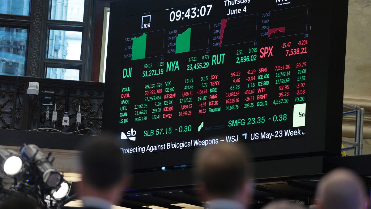 Investidores monitoram negociações entre EUA e Irã em dia de agenda esvaziada