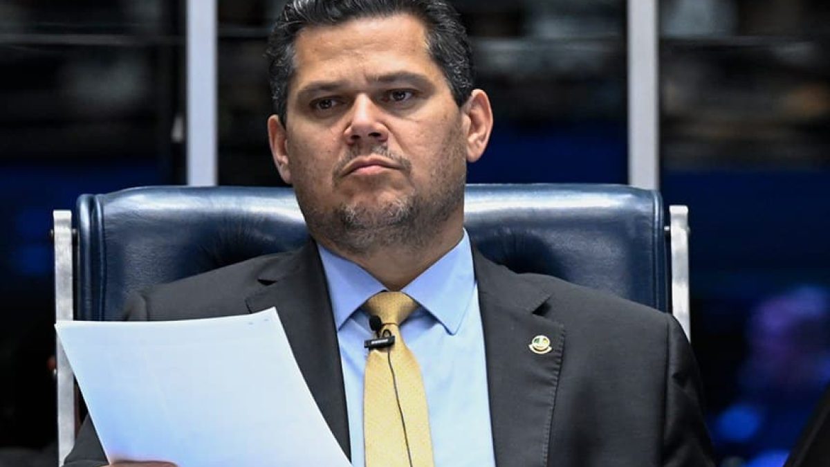 Alcolumbre recua e envia PEC do fim da escala 6×1 direto à CCJ; oposição perde apoio